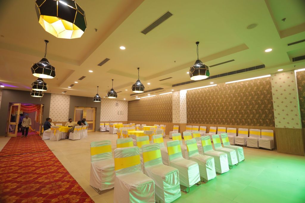 Live aloo tikki chaat counter at a housewarming party in Noida by Mithila Events